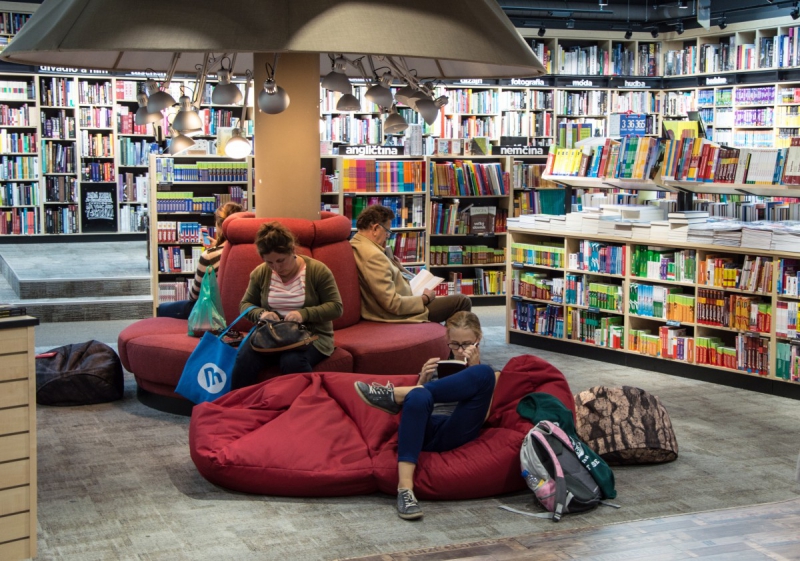 vitrine-CAVALAIRE SUR MER-min_books_bookstore_book_reader_readers_reading_shop_sale_books-849006