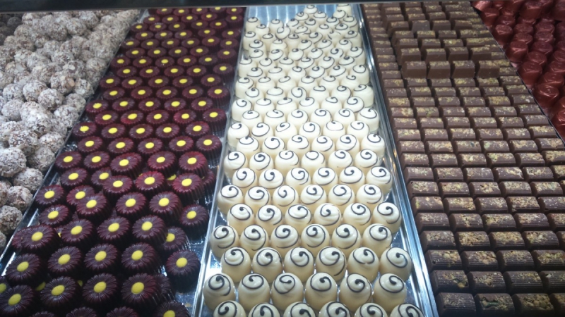 vitrine-CAVALAIRE SUR MER-min_chocolates_milk_chocolate_white_chocolate_truffles_candy_food_treat_cacao-1213769