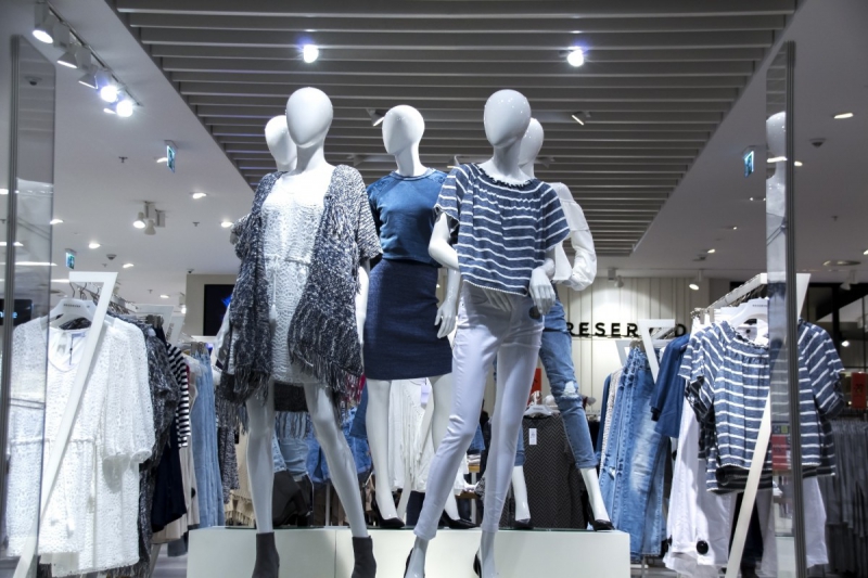 vitrine-CAVALAIRE SUR MER-min_shopping_mall_shop_windows_fashionable_clothes_feminine_weakness_the_temptation_slender_women_mannequin_lifestyle-1044785